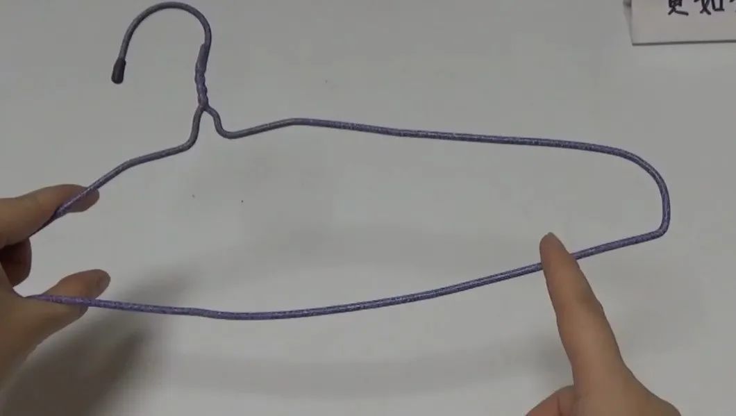 厨房|生活家:旧衣架别再扔了,折一折,放在厨房有大用处