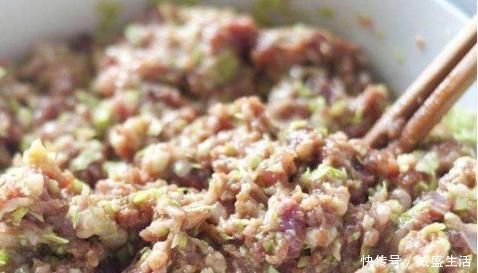 调饺子馅最避讳这“料”,不少人不懂仍在放,难怪肉馅发柴又难吃