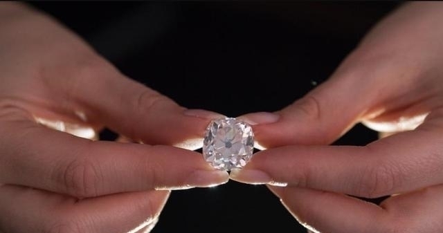 钻石!女孩旧货市场买了一枚26克拉的钻石,以为是假的佩戴了几十年