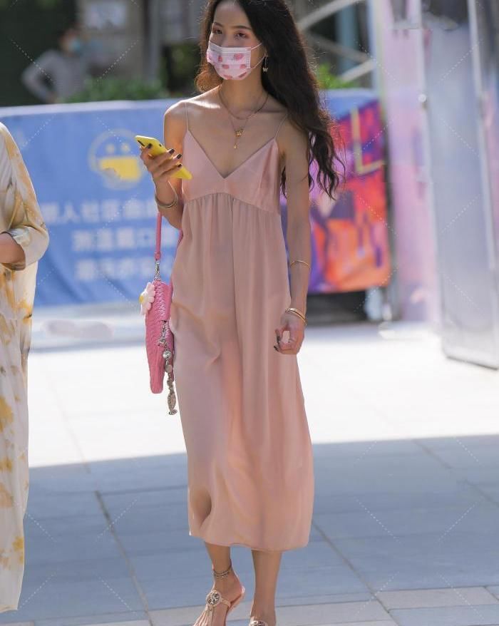 超粉嫩真丝吊带裙，质感轻薄，青春减龄，甜美范十足