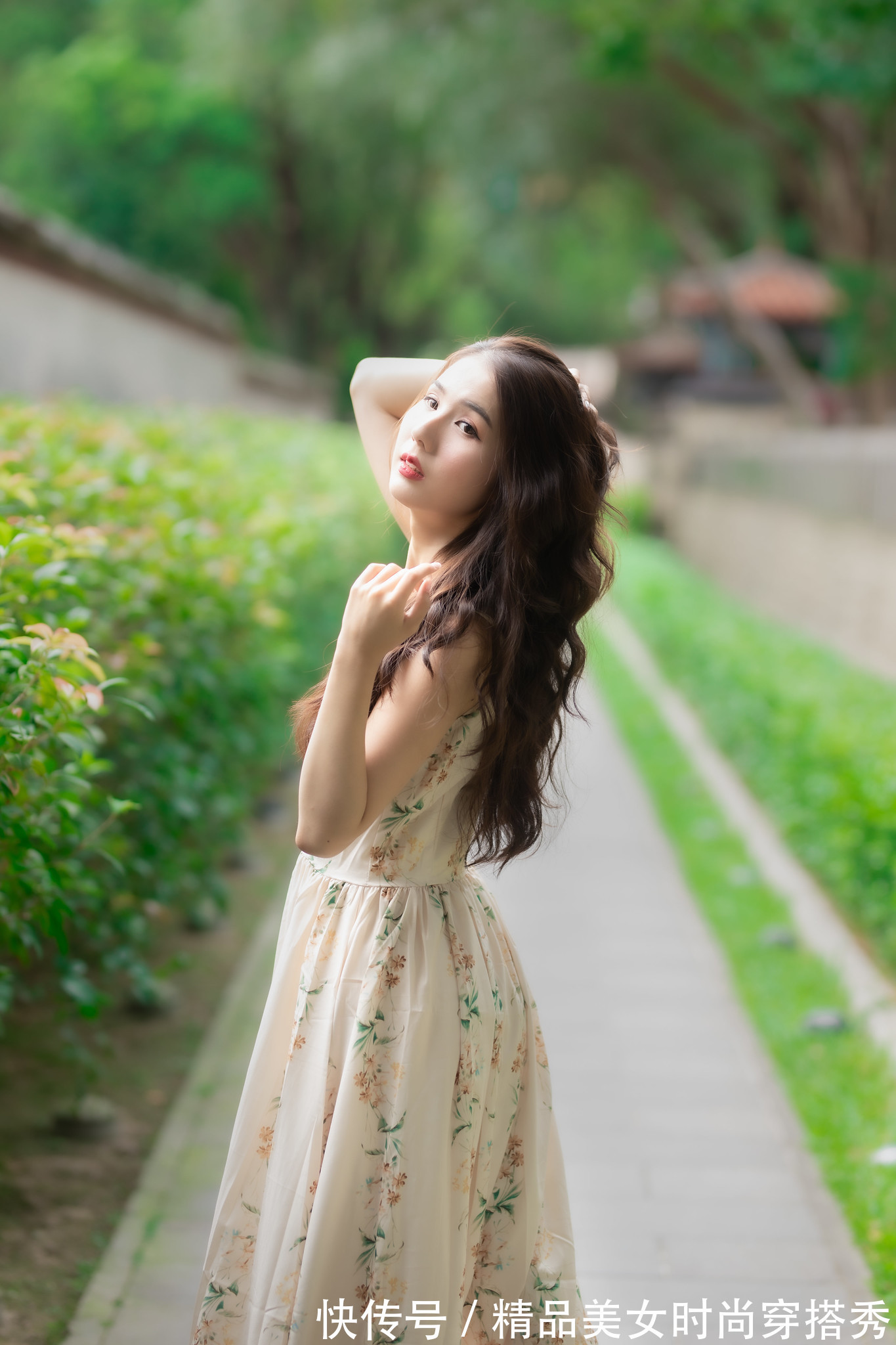 小凉鞋 吊带连衣裙清凉简约,搭配一双简单的小凉鞋就能够轻松驾驭!