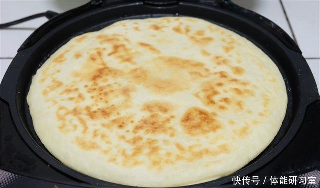  烙饼时，直接烙是大错特错！多做1步，饼柔软起层不发硬，特好吃