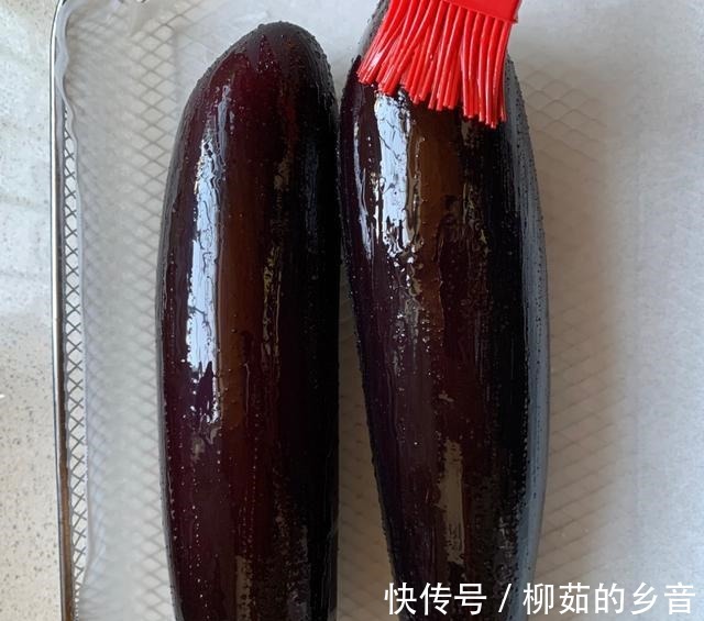 酱汁|家庭版蒜蓉烤茄子，做法很简单，鲜香入味，太过瘾了！