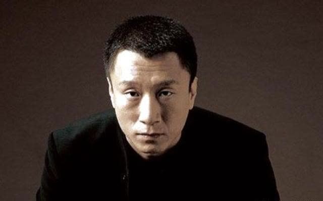 拍摄 新综艺《萌探探探案》,孙红雷和空气飙戏,再现余则成经典造型