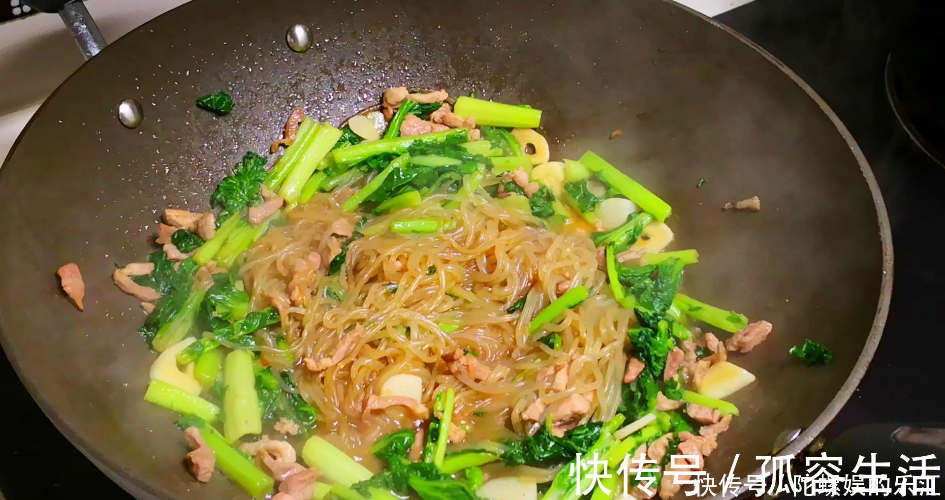 晓峰|炒粉条时总是爱坨爱粘连?大厨教我诀窍,粉条又香又滑,不粘锅!