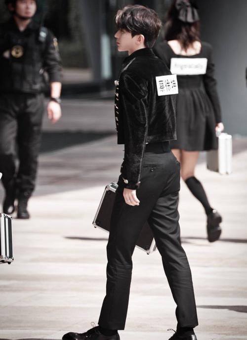 蔡徐坤郑恺下车被抓拍,谁留意到2人腿长对比?过于扎心了