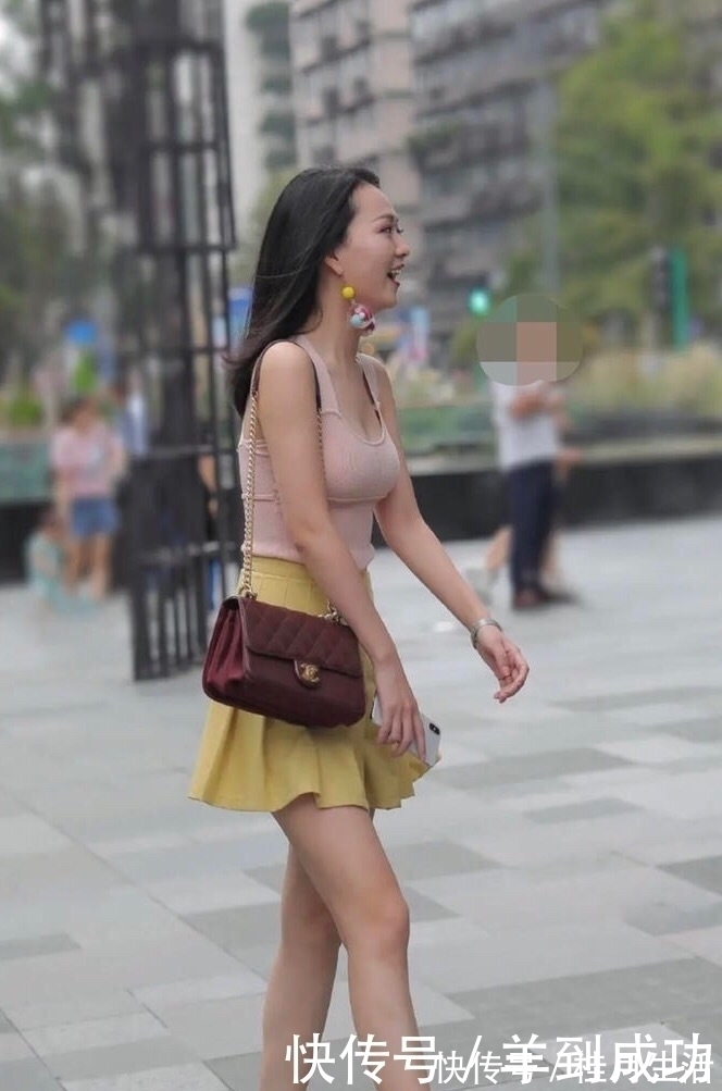 吊带 美女粉色吊带背心搭配百褶裙,俏皮少女范十足,身材高挑纤细