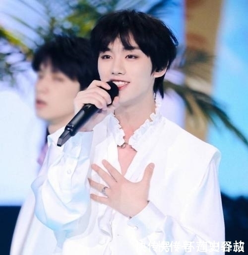 《快乐大本营》6人海报出炉,何炅谢娜并列C位,丁程鑫站位引歧义