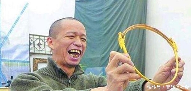 女子|行为艺术:他取出一根肋骨制成项链,送给最爱的5位女子戴上