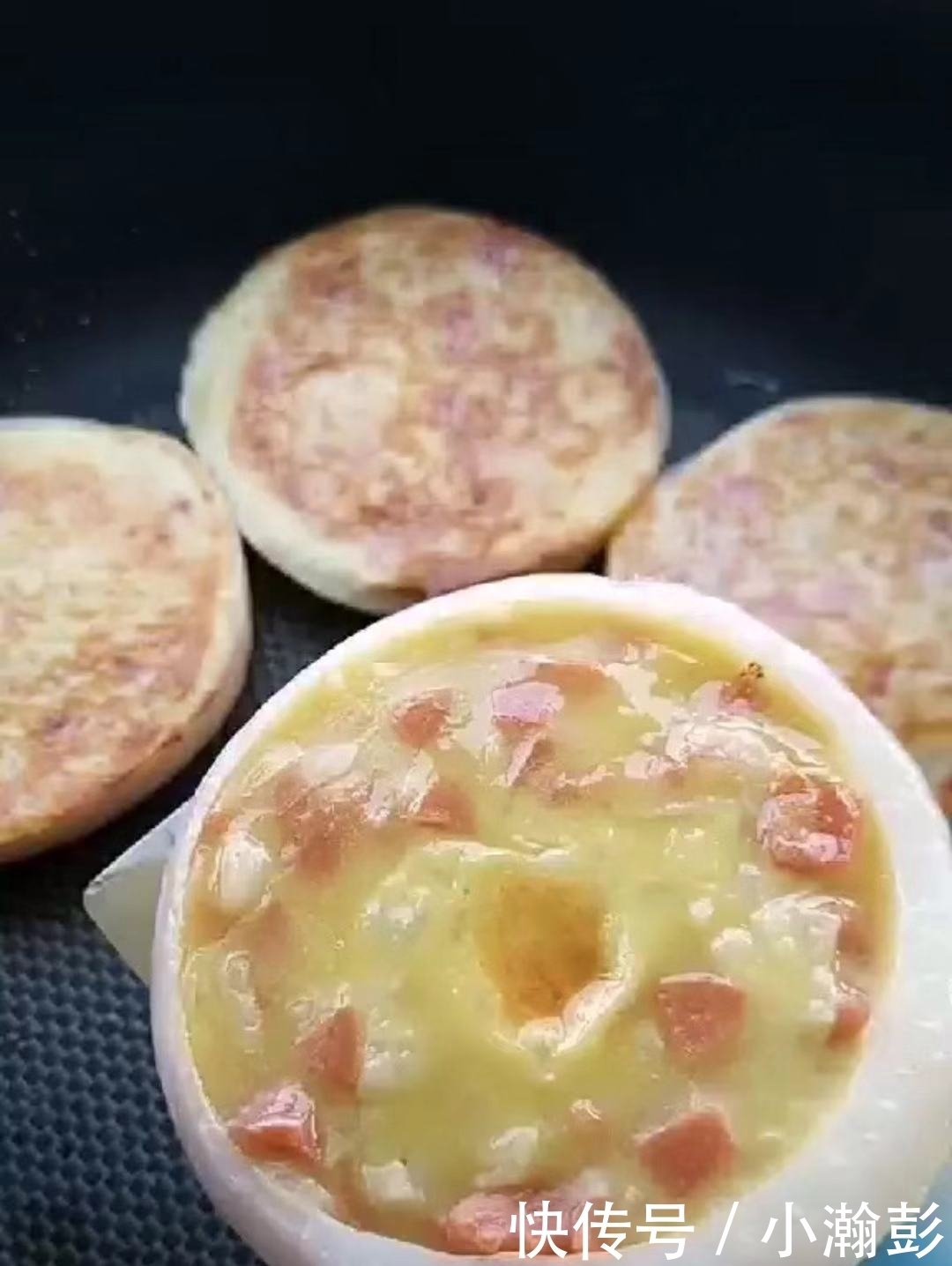洋葱鸡蛋饼:口感香甜酥脆,简单又美味的早餐,大人小孩都爱吃~