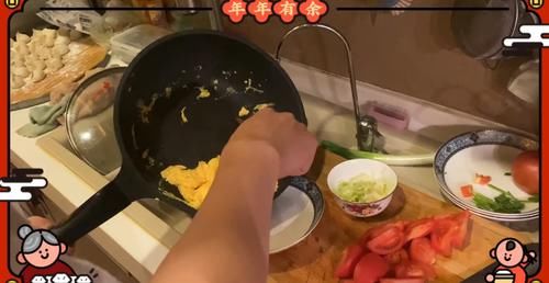 范丞丞掌勺秀拿手菜，红烧鸡翅，西红柿炒鸡蛋手到擒来，范冰冰在一旁打下手