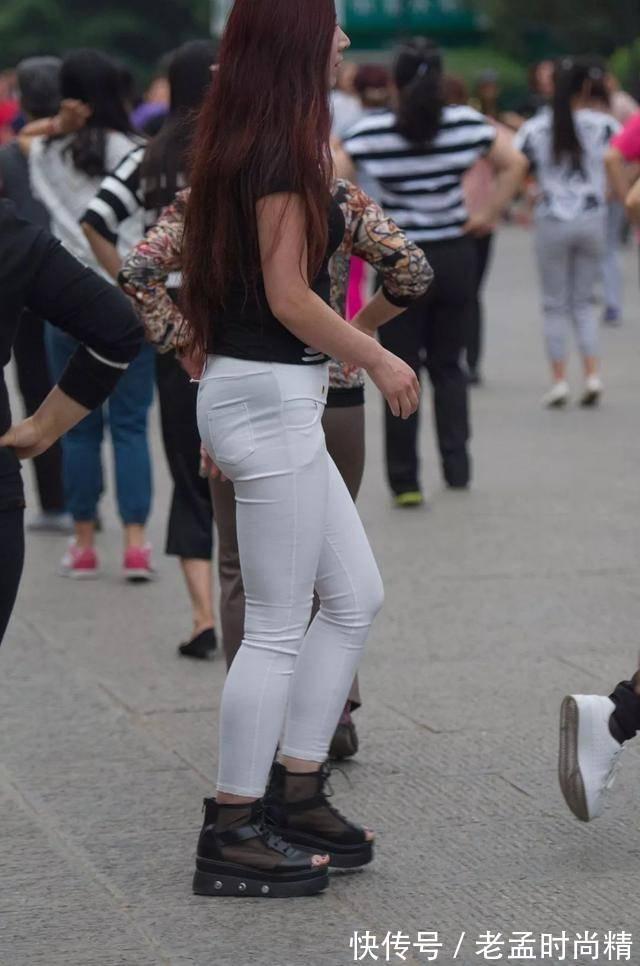 美女 街拍: 风韵诱人, 穿修身白裤跳广场舞的长发美女!