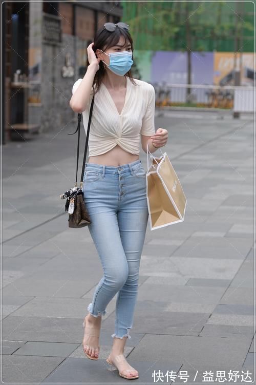 时尚|街拍美女：淡雅浅黄色上衣，大胆潮流设计，甜美可爱