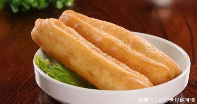 制作油条,蓬松香脆的油条最能称得上“国民早餐”了!