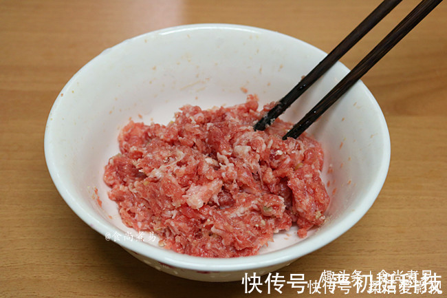 面食|第一次用此食材调饺子馅,连生姜都免了,鲜香多汁,好吃到爆