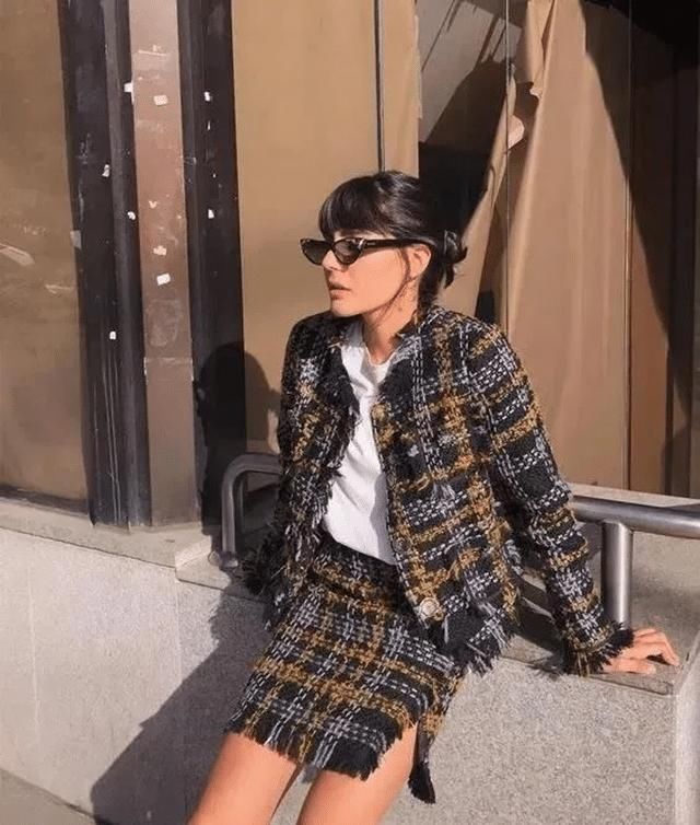 ?最近火了一种穿法叫：“小香风外套+裙子”，时髦高级还显瘦