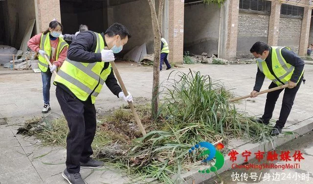 市宜阳环卫所:清理背街小巷卫生死角提升市容环境