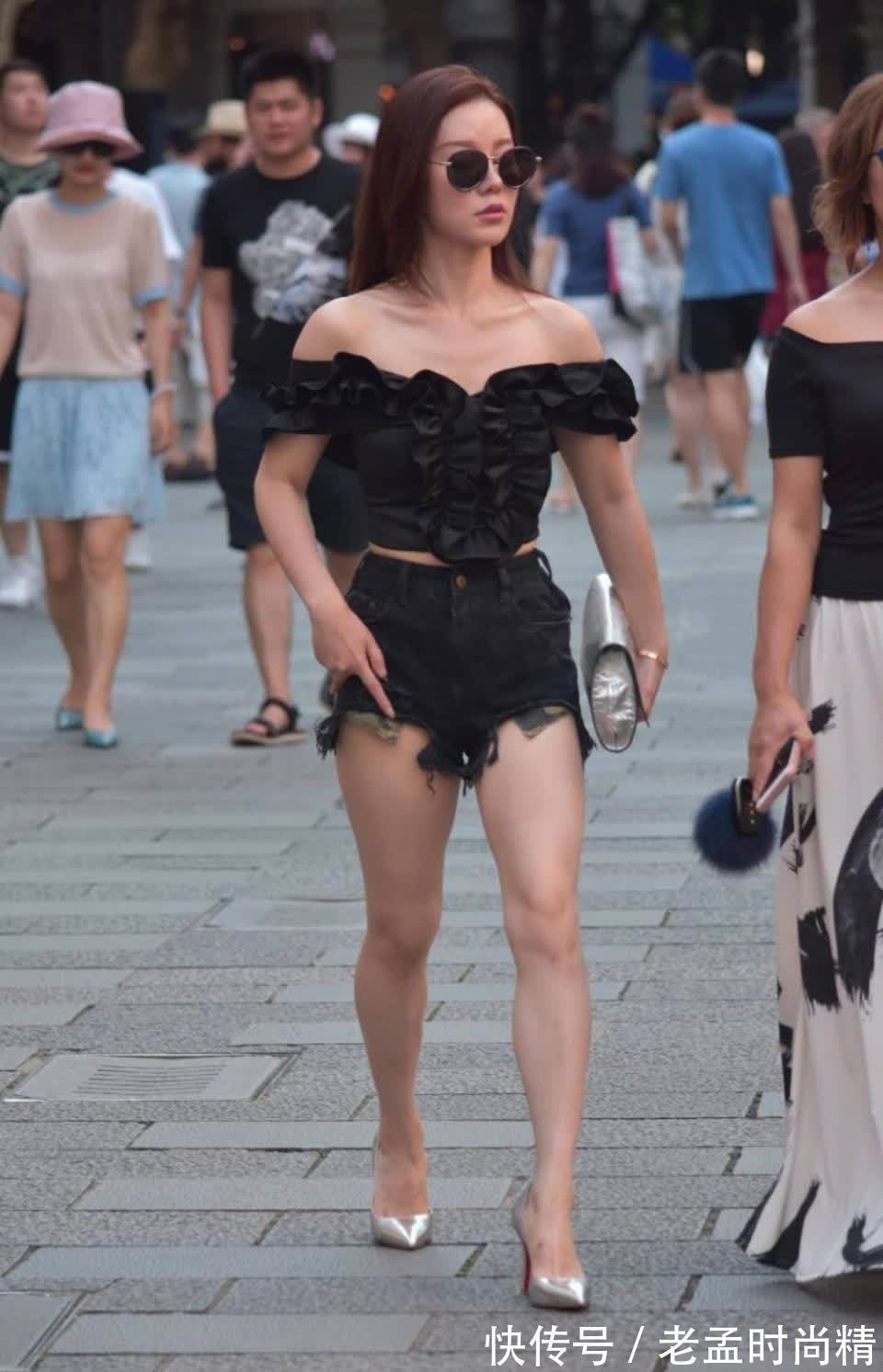 时尚 时尚街拍:小露怡情大露性感! 一字肩上衣显瘦撩人样样在行!