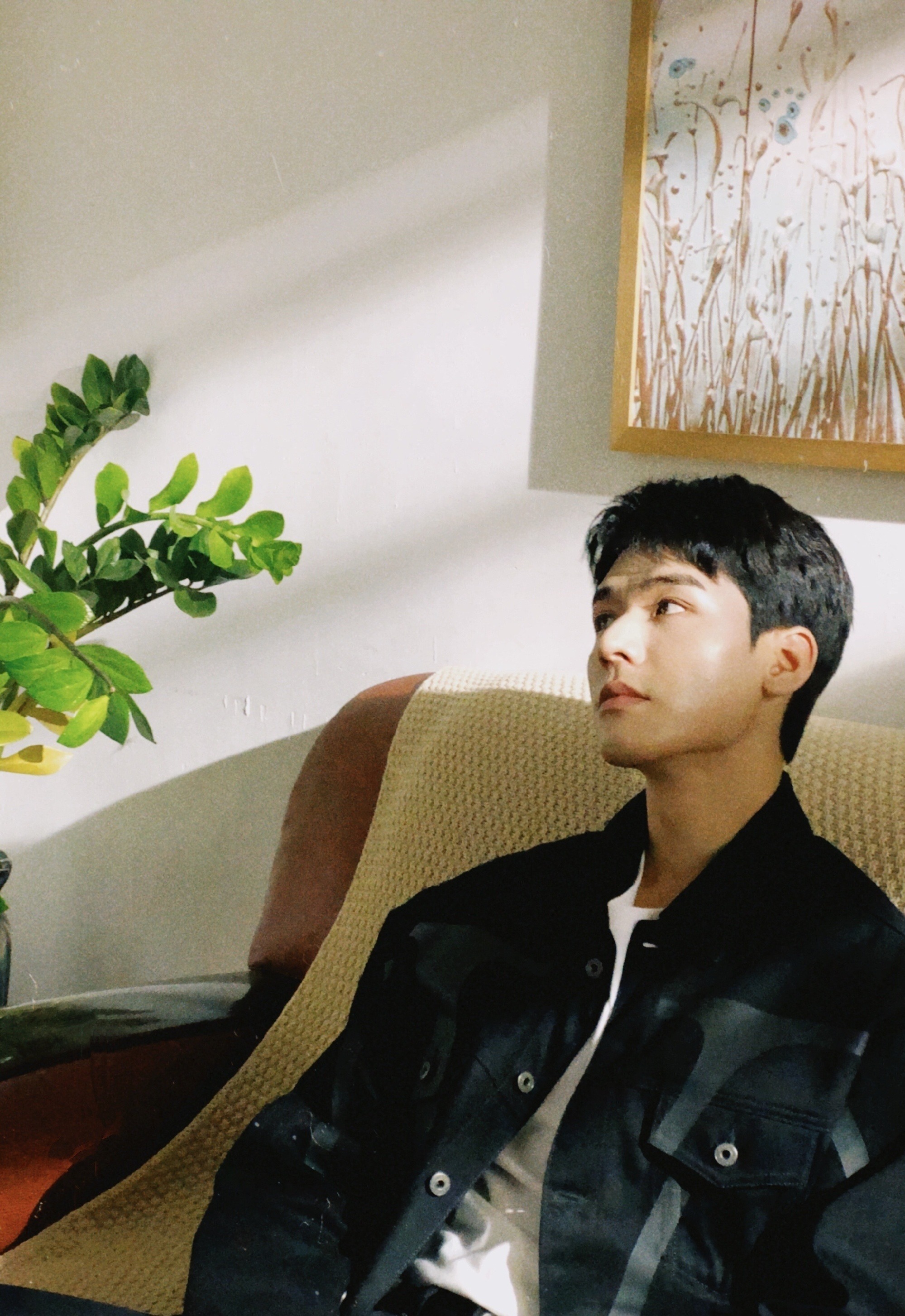 姚安娜在《中餐厅》“拈轻怕重”,其他成员喝茶,龚俊已忙活不停