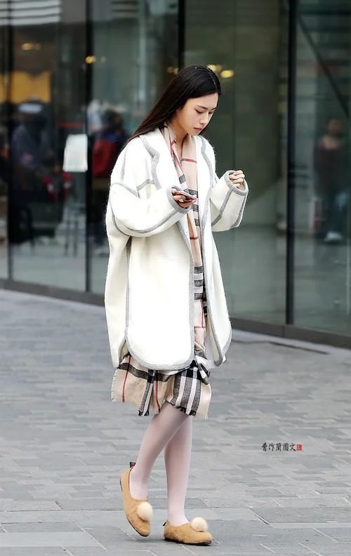 街拍:清新亮眼的白丝袜美女