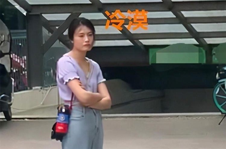 妈妈|“倔强母子”走红，儿子地上撒泼，妈妈冷眼旁观，谁也不服谁