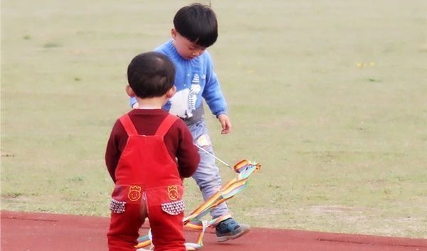 发育|为什么孩子总是比同龄人矮?不一定是发育晚,对比身高标准表看看