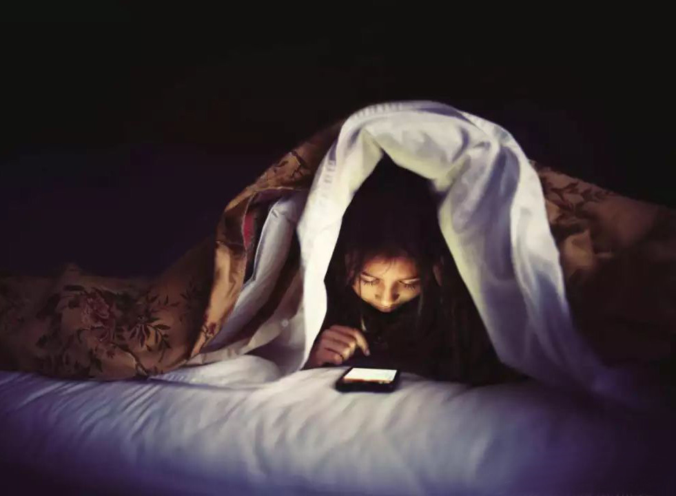 第一附属医院|2岁男童玩手机致近视700度,那手机还能正常玩吗?