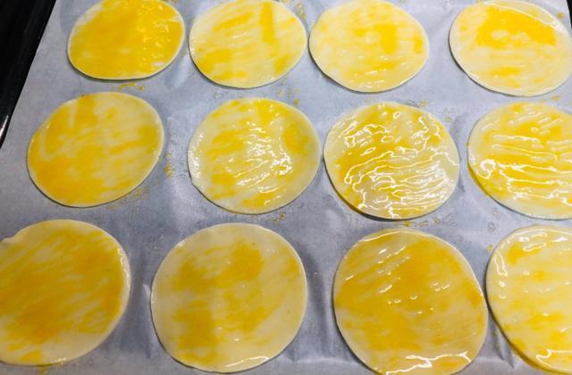 饺子皮这样做，比薯片好吃，嘎嘣脆，做一盘端上桌就被抢光