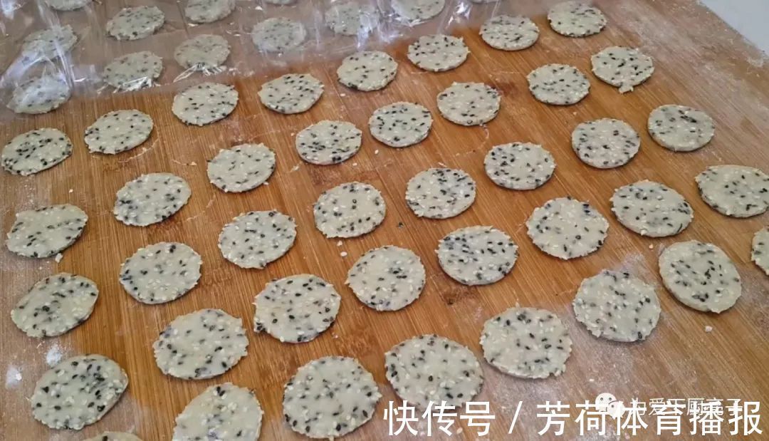 黑芝麻|芝麻饼干新做法，锅里一烙，松软香甜不加油，没烤箱也能一次成功