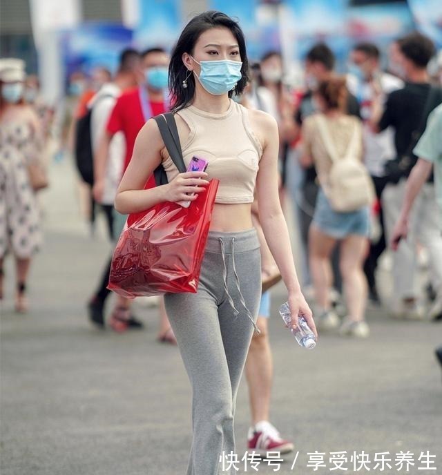 紧身 肤色工字背心搭配灰色运动裤,轻松展现完美曲线,显瘦又显身材!