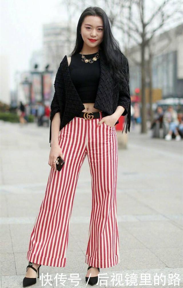 穿烂|还在穿烂大街的牛仔裤早过时了,今年更流行“阔腿渣渣裤”