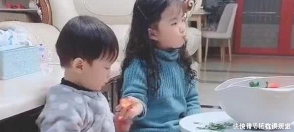 姐姐|二胎弟弟主动喂姐姐吃草莓，画面实在太暖心，网友：又骗我生娃