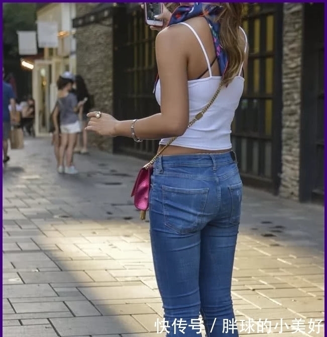 洒脱的牛仔裤,就算“烂大街”更有前卫的感觉,尽显高挑身型