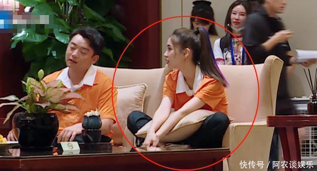 李沁|女明星的儀態(tài)有多重要《奔跑吧》baby和李沁同框坐,姿勢差距大