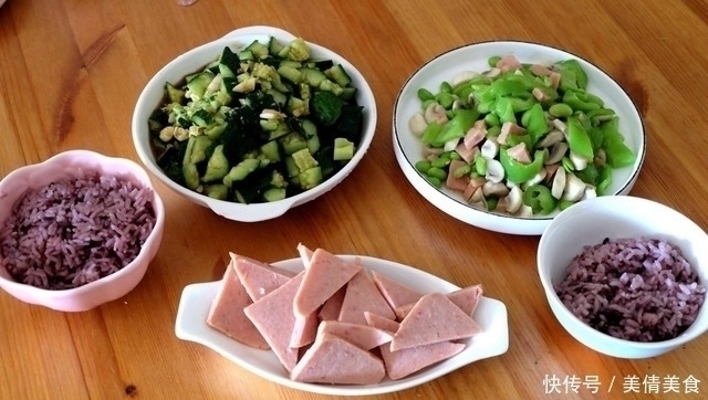 三口人的晚饭吃得清淡些,三个菜一个主食,简单易做经济实惠
