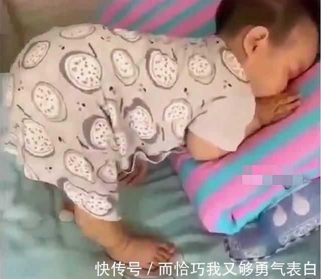 睡姿|2岁宝宝趴在床上没动静,10分钟后妈妈过去一看,结果笑喷了