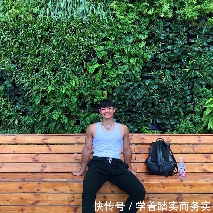 学霸|四川师范大学肌肉学霸,24岁健壮大长腿,这霸气麒麟臂胸肌也太可了!
