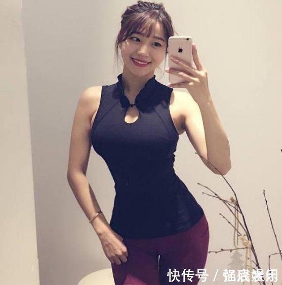 路人街拍靓丽挺拔的打底裤美女,尽显女神的甜美感,魅力出众