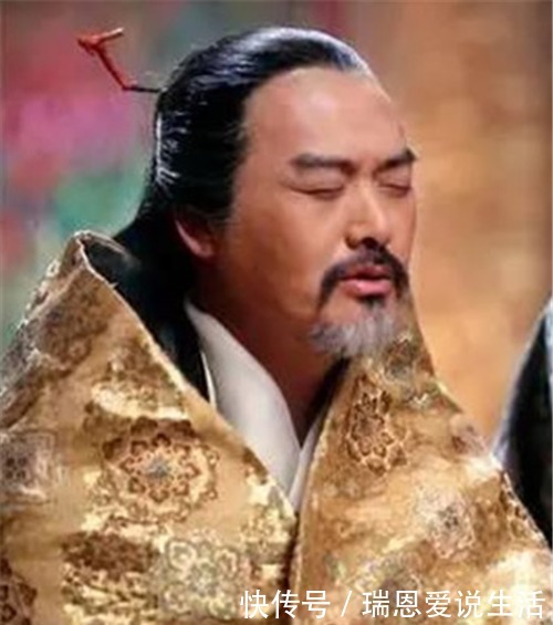 妇人逃避战乱,抱着大孩子却让幼子步行,一将军见后说:必有隐情