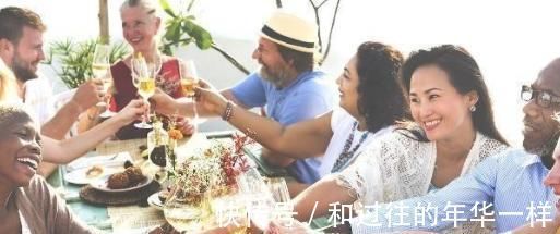 高尿酸血症|尿酸高的人群，医生忠告：5种食物再碰，当心痛风把你“痛疯”！