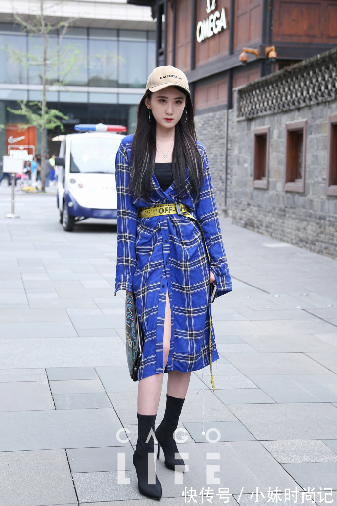 街拍 成都街拍,休闲牛仔裤搭配红黑格子衬衫,简约随意又百搭