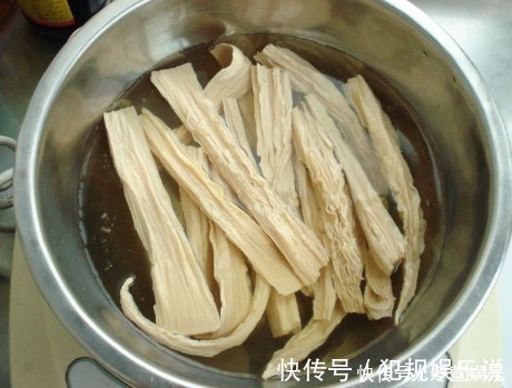 泡腐竹时，不要放在水里就泡，学会饭店的方法，简单快速还劲道