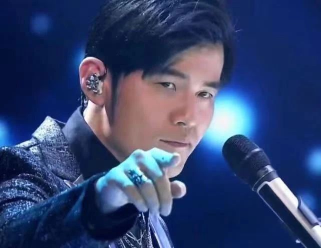 周杰伦是在教《快本》做人?收礼争议陷“双标”,底线在哪里?