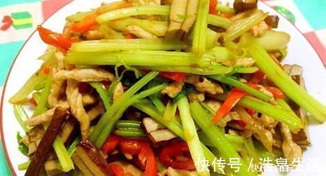 豆干儿|炒芹菜时,不要直接下锅炒!再加这一步,芹菜香脆可口,吃不够