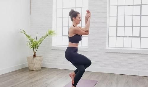 瑜伽呼吸法|4个瑜伽动作,每天花30分钟练习,改善身体机能,50岁不显老