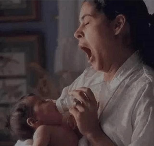 父母|父母熟睡后，监控拍下10个月宝宝天使举动，网友孩子是来报恩的