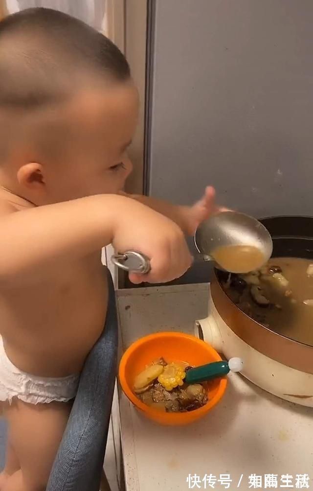 偷吃|妈妈做的排骨汤太美味,宝宝深夜去偷吃,动作很熟练,妈妈很无语
