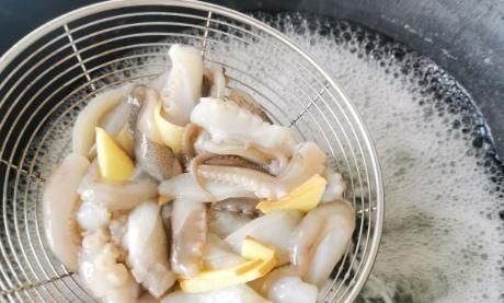 白灼八爪鱼为啥咬不动?海边渔民指出做错的步骤,原来这做法才对