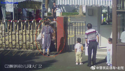 开学|暖心！开学首日，民警用身体为孩子挡住了正在闭合的电动门