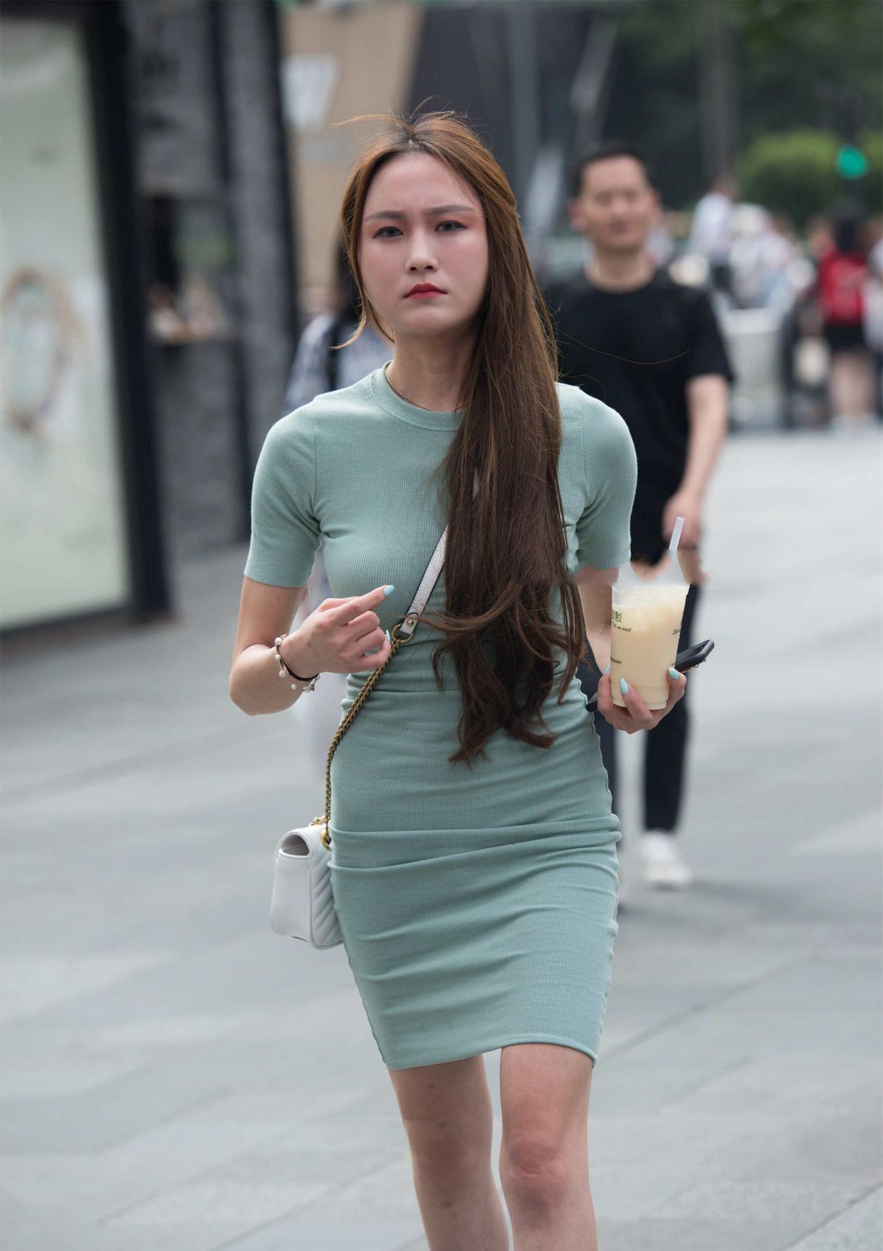 毛衣裙|绿色毛衣裙,搭配铆钉白色高跟鞋,同色系美甲时尚洋气